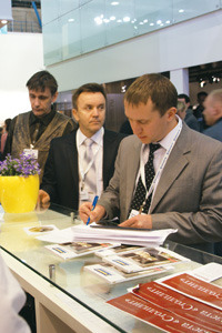 Посетители выставки.jpg