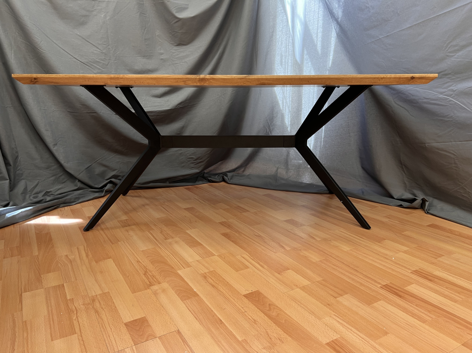 Обеденные столы, Стол Whispered Echo